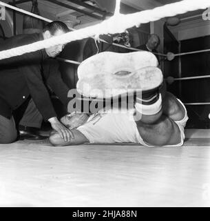 Seine Bauchmuskeln gestärkt zu bekommen, ist der britische Schwergewichtsmeister Henry Cooper.21st. März 1963 Stockfoto