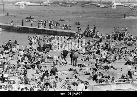 Mods gegen Rockers. Bild zeigt die Szene in Margate, North East Kent im Mai 1964. Mods und Rockers mischen sich mit den Urlaubern, die den Tag in ihren Liegestühlen genießen. Bild aufgenommen am 17th. Mai 1964 Stockfoto