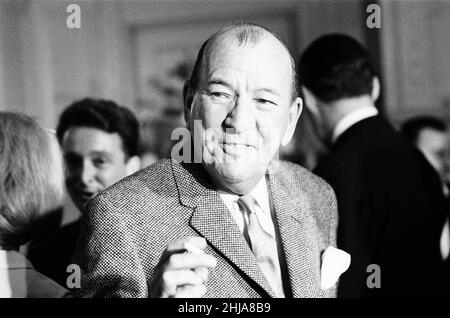 Noel Coward-Empfang für die Darsteller in Manchester, wo er in einer Woche zwei „erste Nächte“ in einer Stadt feiert. Montag, 19th. Oktober 1964. Hay Fever, ein Theaterstück, das er 1922 schrieb, eröffnete heute Abend (19th) im Manchester Opera House und High Spirits, die amerikanische Musikversion seines Stücks Blithe Spirit aus dem Jahr 1941, wird morgen (20th) im Palace Theatre eröffnet. Im Bild, Dramatiker, Noel Coward. Stockfoto