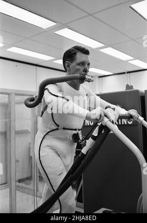 Britisches Personal im NASA-bemannten Raumfahrtzentrum, in dem die Ausbildung, Forschung und Flugkontrolle für die Raumfahrt durchgeführt werden, Houston, Texas, USA, Montag, 2nd. November 1964. Umbenannt in Johnson Space Center (1973) zu Ehren des verstorbenen US-Präsidenten und gebürtigen Texas, Lyndon B. Johnson. Stockfoto