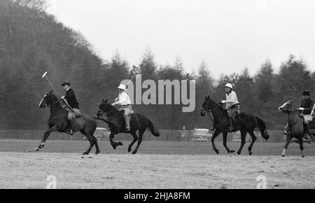 Der junge Prinz Charles am Smith's Lawn im Windsor Park spielte vor Beginn der Polosaison erstmals mit seinem Vater Prinz Philip, Herzog von Edinburgh, in einem Trainingsspiel. Es gab Lobgesang, als der 15-jährige Charles sein allererstes Tor erzielte. Das Bild zeigt: Prinz Philip gibt seinem Sohn, der sich in der Nähe befindet, Anweisungen als Kapitän des Teams. 13th. April 1964. Stockfoto