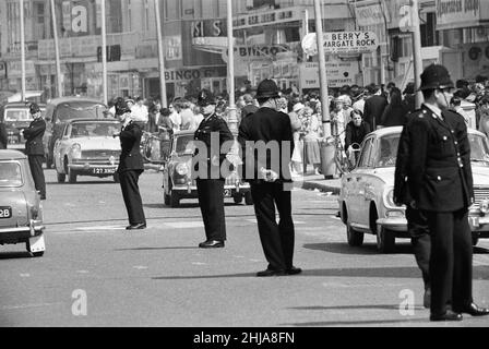 Mods gegen Rockers. Bild zeigt die Szene in Margate, North East Kent im Mai 1964. Die Polizei hält Ausschau nach Störungen zwischen den Mods und Rockers. Bild aufgenommen am 17th. Mai 1964 Stockfoto