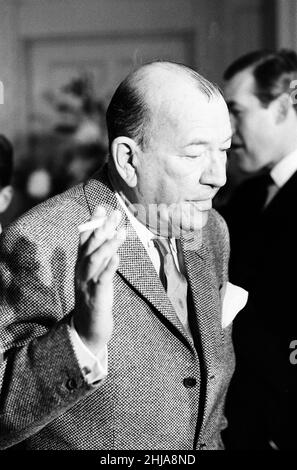 Noel Coward-Empfang für die Darsteller in Manchester, wo er in einer Woche zwei „erste Nächte“ in einer Stadt feiert. Montag, 19th. Oktober 1964. Hay Fever, ein Theaterstück, das er 1922 schrieb, eröffnete heute Abend (19th) im Manchester Opera House und High Spirits, die amerikanische Musikversion seines Stücks Blithe Spirit aus dem Jahr 1941, wird morgen (20th) im Palace Theatre eröffnet. Im Bild, Dramatiker, Noel Coward. Stockfoto