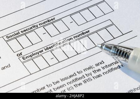 Nahaufnahme der Felder für Sozialversicherungsnummer (SSN) oder Arbeitgeberidentifikationsnummer (EIN) auf Formular W-9, Antrag auf Steuernummer... Stockfoto