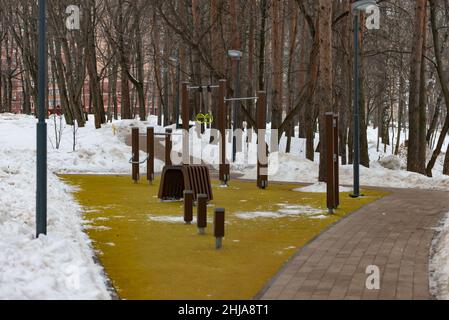 Sportplatz im Winter. Moderner Spielplatz im Freien für schneebedeckte Sportarten Stockfoto