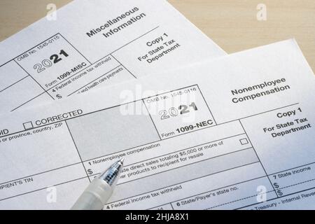 Nahaufnahme von Form 1099-NEC und 1099-MISC. Die IRS hat Form 1099-NEC als neue Möglichkeit zur Meldung von Selbständigkeit statt 1099-MISC wieder eingeführt. Stockfoto