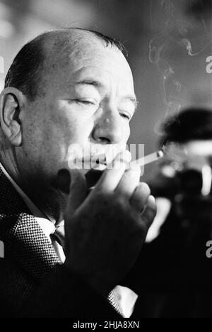 Noel Coward-Empfang für die Darsteller in Manchester, wo er in einer Woche zwei „erste Nächte“ in einer Stadt feiert. Montag, 19th. Oktober 1964. Hay Fever, ein Theaterstück, das er 1922 schrieb, eröffnete heute Abend (19th) im Manchester Opera House und High Spirits, die amerikanische Musikversion seines Stücks Blithe Spirit aus dem Jahr 1941, wird morgen (20th) im Palace Theatre eröffnet. Im Bild, Dramatiker, Noel Coward. Stockfoto