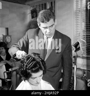 Frau hat bei den Friseuren die Haare geschnitten und gewellt, 7th. Juni 1962 Stockfoto