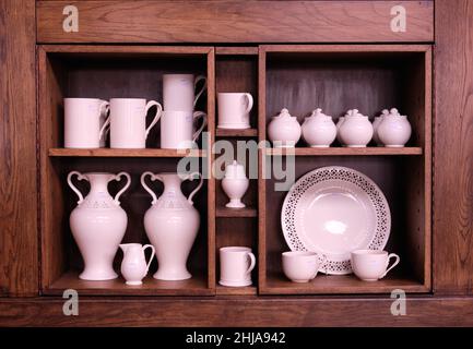 Nahaufnahme der schönen hölzernen Vitrine mit Töpferwaren in Burleigh Töpferei Shop. Stockfoto