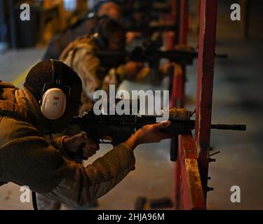 U.S. Air Force Airman 1st Class Keithon Stubblefield, 628th Security Forces Squadron Defender, bereitet sich auf den Abfeuern eines M4-Karabiner am 19. Januar 2022, Joint Base Charleston, South Carolina, vor. Dienstmitglieder müssen sich jährlich für das M4-Karabiner-Servicegewehr qualifizieren, um in allen Dienstwaffensystemen kompetent zu bleiben. (Foto DER US Air Force von Staff Sgt. Gerald R. Willis) Stockfoto