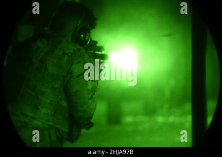 Ein 628th Sicherheitskräfte Geschwader Verteidiger feuert einen M4 Karabiner während des Nachtfeuers Teil der Air Force Qualification Course 19. Januar 2022, Joint Base Charleston, South Carolina. Der nächtliche Feueranteil ermöglicht es Airmen, sich in allen Umgebungen mit ihrer Waffe vertraut zu machen.(Foto der US Air Force von Staff Sgt. Gerald R. Willis) Stockfoto