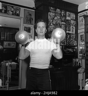 Der amerikanische Sänger Pat Boone übt für seine Rolle in seinem nächsten Film „The Main Attraction“, in dem er einen Zirkuskünstler spielt. Er wird einige Trapezarbeiten im Film haben. Dafür trainiert er am Mickey Wood's Gymnasium in der Paddington Street. 30th. Januar 1962. Stockfoto