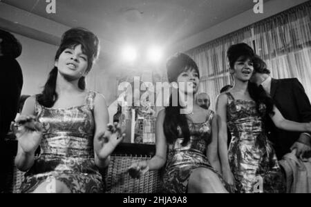 Die Pop-Gruppe „The Ronettes“ tritt in London auf. Ronnie Bennett (l) Nedra Talley (Mitte) und Estelle Bennett (r) 16th. Januar 1964 Stockfoto