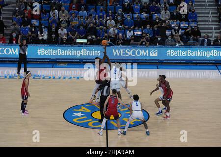 Ein allgemeiner Überblick über den Eröffnungstipoff zwischen dem Arizona Wildcats-Wachmann Kerr Kriisa (25) und dem UCLA Bruins Forward Cody Riley (2) während eines NCAA College Basketballspiels am Dienstag, den 25. Januar 2022 in Los Angeles. Die UCLA besiegte Arizona von 75 bis 59. Stockfoto