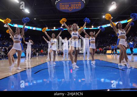 UCLA Bruins Cheerleader während eines Basketballspiels gegen die Arizona Wildcats am Dienstag, den 25. Januar 2022 in Los Angeles. Stockfoto