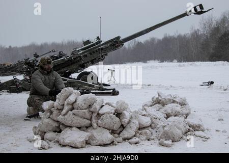 Charlie Battery, 120th Field Artillery Regiment, 32nd Infantry Brigade Combat Team, Wisconsin National Guard, reagierte auf ein simuliertes chemisches Reaktionsereignis in Camp Greyling, mich, 25. Januar 2022. Die Veranstaltung fand im Rahmen des Northern Strike 22-1 („Winterstreiks“) statt, einer vom National Guard Bureau gesponserten Übung, die am 21-30. Januar mit Teilnehmern aus mehreren US-Bundesstaaten und Partnerstreitkräften im Camp Greyling Joint Maneuver Training Center und im Alpena Combat Readiness Training Center, Michigan, stattfand. Die zusammen das National All-Domain Warfighting Center (NADWC) (USA Armee Nationalgarde Foto von Stockfoto