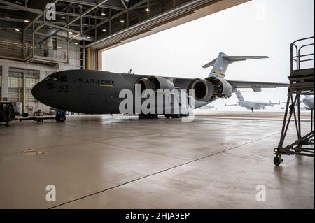 Die der 911th Maintenance Group zugeordneten Flieger schleppen einen C-17 Globemaster III an der Pittsburgh International Airport Air Reserve Station, Pennsylvania, 20. Januar 2022. Beim Abschleppen eines Flugzeugs muss ein Team von mehreren Wartern Informationen erkennen, leiten und weiterleiten, um sicherzustellen, dass das Flugzeug ohne Zwischenfälle sicher zum vorgesehenen Parkplatz kommt. (USA Luftwaffe Foto von Senior Airman James Fritz) Stockfoto