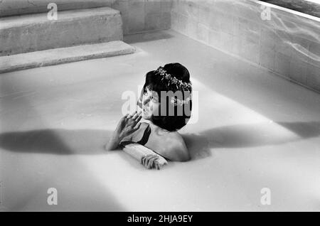 Amanda Barrie am Set von „Carry On Cleo“ in den Pinewood Studios, Buckinghamshire. 4th. August 1964. Stockfoto