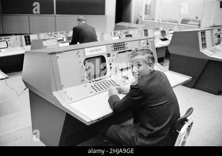 Britisches Personal im NASA-bemannten Raumfahrtzentrum, in dem die Ausbildung, Forschung und Flugkontrolle für die Raumfahrt durchgeführt werden, Houston, Texas, USA, Montag, 2nd. November 1964. Umbenannt in Johnson Space Center (1973) zu Ehren des verstorbenen US-Präsidenten und gebürtigen Texas, Lyndon B. Johnson. Stockfoto