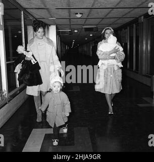 Joan Collins kommt mit British European Airways aus Paris mit ihrer Tochter Tara, Schwester Jackie und Jackies Tochter Tracy an. 20th. Februar 1964. Stockfoto