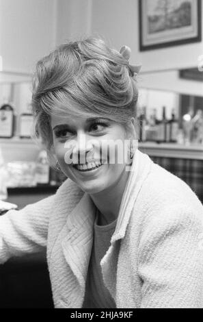 Jane Fonda, amerikanische Schauspielerin, sitzt an einer Bar in Paris, Frankreich, April 1964. Stockfoto