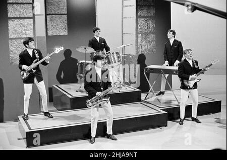 Die Dave Clark Five treten in einem Studio auf. Ca. 1964. Stockfoto