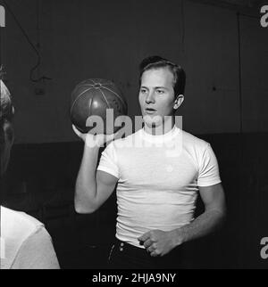 Der amerikanische Sänger Pat Boone übt für seine Rolle in seinem nächsten Film „The Main Attraction“, in dem er einen Zirkuskünstler spielt. Er wird einige Trapezarbeiten im Film haben. Dafür trainiert er am Mickey Wood's Gymnasium in der Paddington Street. 30th. Januar 1962. Stockfoto