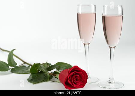 Zwei Gläser Champagner und eine Rose auf weißem Hintergrund und Kopierraum valentinstag Symbol Stockfoto