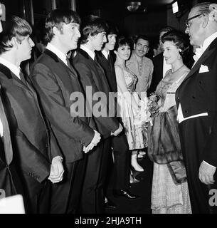 The Royal Variety Performance 4th. November 1963 Prinzessin Margaret wird den Beatles vorgestellt. Der berühmte Auftritt der Beatles bei der Royal Command Performance im Prince of Wales Theatre in London, in Anwesenheit der Queen Mother und Prinzessin Margaret. Die Jungen öffneten sich mit von mir zu dir, in sie liebt dich, in Til Da war du. Und für ihre Nummer 4th trat John Lennon zum Mikrofon, um zu sagen: „für unsere letzte Nummer möchte ich dich um Hilfe bitten. Die Leute in den billigeren Sitzen klatschen in die Hände. Und der Rest von Ihnen, wenn Sie nur Ihren Schmuck klappern würde. Wir würden gerne ein Lied singen ca Stockfoto