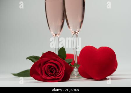 Sektgläser, eine Rose und Herzen valentinstag Stockfoto