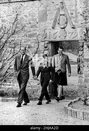 Prinz Charles - der Prinz von Wales an der Gordonstoun Schule, im Schritt mit seinem Vater, dem Herzog von Edinburgh, und das Hinterteil ist Kapitän Iain Tennant, Vorsitzender des Vorstands von Govenors.Mai 1962. Stockfoto