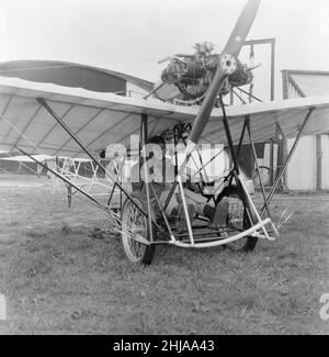 Joan Hughes, eine Fährfliegerin aus dem Zweiten Weltkrieg und eine der ersten Testpiloten Großbritanniens, derzeit Ausbilderin im Airways Flying Club in White Waltham, testet das erste von fünf Flugzeugen für einen neuen 20th-Jahrhundert-Fox-Film, „die großartigen Männer in ihren Flying Machines“, einen nachgebauten Monoplane von Demoiselle, Das von Douglas Bianchi nach Zeichnungen und Fotografien im Musée de l’air in Paris erbaute Original wurde 1909-10 vom brasilianischen Millionär Alberto Santos-Dumont geflogen, aufgenommen am Freitag, den 17th. April 1964. Stockfoto