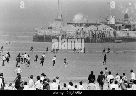 Mods gegen Rockers. Bild zeigt die Szene in Margate, North East Kent im Mai 1964. Mods jagen die Rockers über den Strand. Bild aufgenommen am 17th. Mai 1964 Stockfoto
