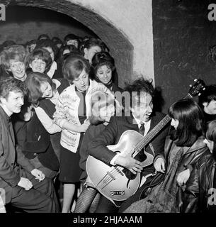 Der Komiker Ken Dodd wurde zum ersten Ehrenmitglied des Liverpool Cavern Club ernannt. Ken mimt sich durch eine der beliebtesten Popnummern, die von Teenagern beobachtet werden. 24th. Januar 1964. Stockfoto