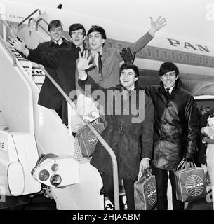 Die englische Pop-Rock-Gruppe, Dave Clark Five, an einem Flughafen, der nach Amerika abfährt. Mitglieder der Band sind Lenny Davidson, Rick Huxley, Mike Smith, Denis Payton und Dave Clark. 2nd. März 1964. Stockfoto