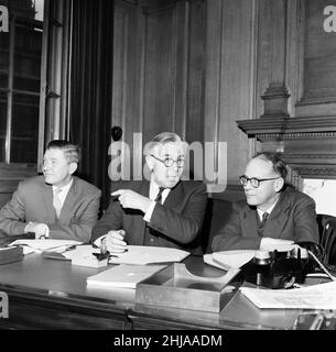 Richard Crossman, Minister für Wohnungsbau und Kommunalverwaltung, im Bild mit den Parlamentarischen Sekretären Robert Mellish und James MacColl, 23rd. Oktober 1964. Stockfoto