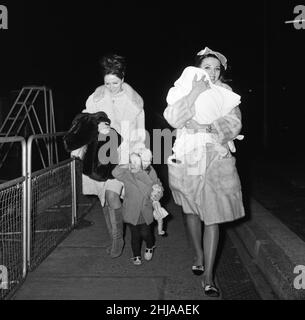 Joan Collins kommt mit British European Airways aus Paris mit ihrer Tochter Tara, Schwester Jackie und Jackies Tochter Tracy an. 20th. Februar 1964. Stockfoto