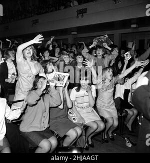 Schreiende Mädchenfans begrüßen gestern Abend die Beatles bei ihrem Auftritt in Leicester. „ausverkaufte Nacht“-Mitteilungen standen für zwei Konzerte in einem lokalen Theater zur Verfügung. 1964 S08969.-008. Oktober Stockfoto