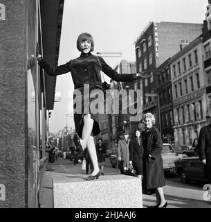 Cilla Black in einer lebhaften Stimmung, nachdem sie für die Royal Command Variety Show ausgewählt worden war. Sie ist außerhalb des Palladium abgebildet. 20th. Oktober 1964. Stockfoto