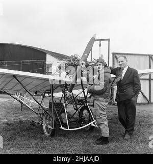 Joan Hughes, eine Fährfliegerin aus dem Zweiten Weltkrieg und eine der ersten Testpiloten Großbritanniens, derzeit Ausbilderin im Airways Flying Club in White Waltham, testet das erste von fünf Flugzeugen für einen neuen 20th-Jahrhundert-Fox-Film, „die großartigen Männer in ihren Flying Machines“, einen nachgebauten Monoplane von Demoiselle, Das von Douglas Bianchi nach Zeichnungen und Fotografien im Musée de l’air in Paris erbaute Original wurde 1909-10 vom brasilianischen Millionär Alberto Santos-Dumont geflogen, aufgenommen am Freitag, den 17th. April 1964. Stockfoto