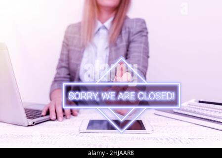 Inspiration mit Schild Leider sind wir geschlossen. Geschäftsübersicht entschuldigt sich dafür, dass das Unternehmen für einen bestimmten Time Architect Interviewing Client geschlossen wurde Stockfoto