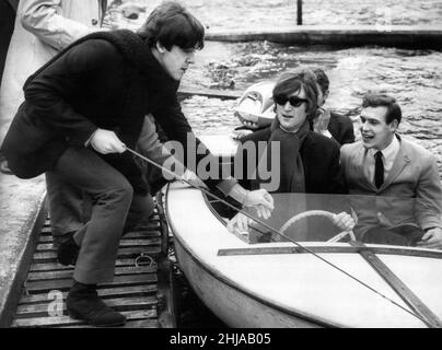 Paul McCartney zieht ein Boot in den Anlegesteg, den John Lennon auf Loch Earn, Perthshire, verlassen hatte, wo die Beatles während ihrer schottischen Tour wohnten. 21st. Oktober 1964. Stockfoto