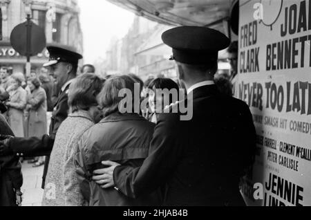 Szenen im Prince of Wales Theatre in London, als die Beatles heute am Haupteingang ankamen, um die Royal Variety Command Performance zu Proben. Bild aufgenommen am 4th. November 1963 Stockfoto