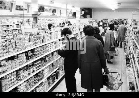 Shopper, Fine Fare Supermarket, Wilton, London, 29th. Oktober 1963. Einkaufspassal, Waren in Regalen. Stockfoto