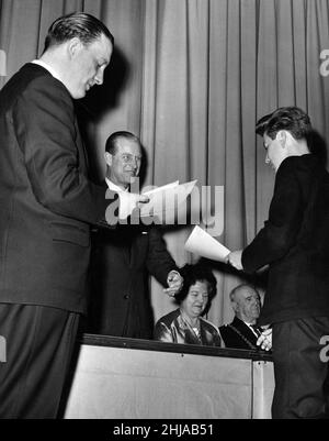 Essay-Wettbewerb zum St. David's Day an der Cardiff High School for Boys. Der Herzog von Edinburgh mit dem ersten Preisträger David Huw Jones. 2nd Mai 1964. Stockfoto