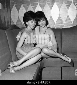 American Singers The Barry Sisters, bestehend aus Claire und Merna Barry, die im November 1964 erneut in „The Talk of the Town“ auftraten Stockfoto