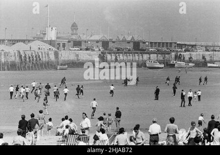 Mods gegen Rockers. Bild zeigt die Szene in Margate, North East Kent im Mai 1964. Mods jagen die Rockers über den Strand. Bild aufgenommen am 17th. Mai 1964 Stockfoto