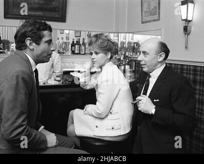 Jane Fonda, amerikanische Schauspielerin, mit Ehemann, Filmregisseur Roger Vadim, genießen Drinks in einer Bar in Paris, Frankreich, April 1964. Ebenfalls im Bild: Daily Mirror Kolumnist Donald Zec. Stockfoto
