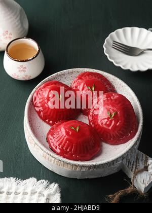 Ang Kue (Kue Ku) oder Kue Thok, gedämpftes chinesisches Gebäck aus klejedem Reismehl mit einer Füllung aus süßer Mungbohnenpaste. Klebrige, zähe Textur. Stockfoto