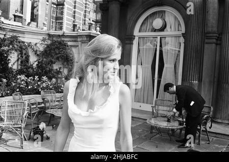 Ursula Andress, schweizer Schauspielerin, Foto-Call für 1965 Film SHE, basierend auf She : A History of Adventure, ein Roman von H. Rider Haggard, abgebildet in Park Lane, London, Mittwoch, 12th. August 1964. Ursula Andress spielt Ayesha, eine unsterbliche Königin und Hohepriesterin. NEBENBEMERKUNG : Ursula Andress spielte als Honey Ryder in James Bond Film Dr. No von Ian Fleming, Fotoanruf aufgenommen am Tag der Nachricht von seinem Tod. Stockfoto